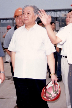 2000年8月16日，第十届全国人大常委会副委员长（时任国家经贸委主任）盛华仁（中）莅临公司视察。